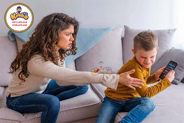 Làm sao để bé bớt nghiện điện thoại? Giải pháp từ các trò chơi vận động