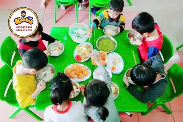 chế độ dinh dưỡng cho trẻ mầm non phát triển thể chất