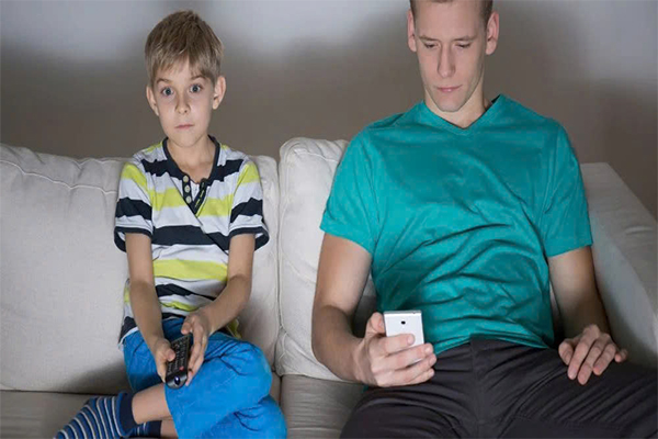 Trẻ em nghiện điện thoại Nguyên nhân, tác hại và giải pháp vận động thay thế