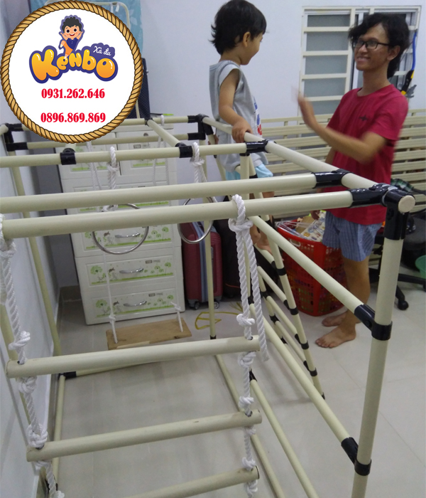 Bố mẹ cùng bé chơi xà đu – khoảnh khắc kết nối gia đình ý nghĩa.